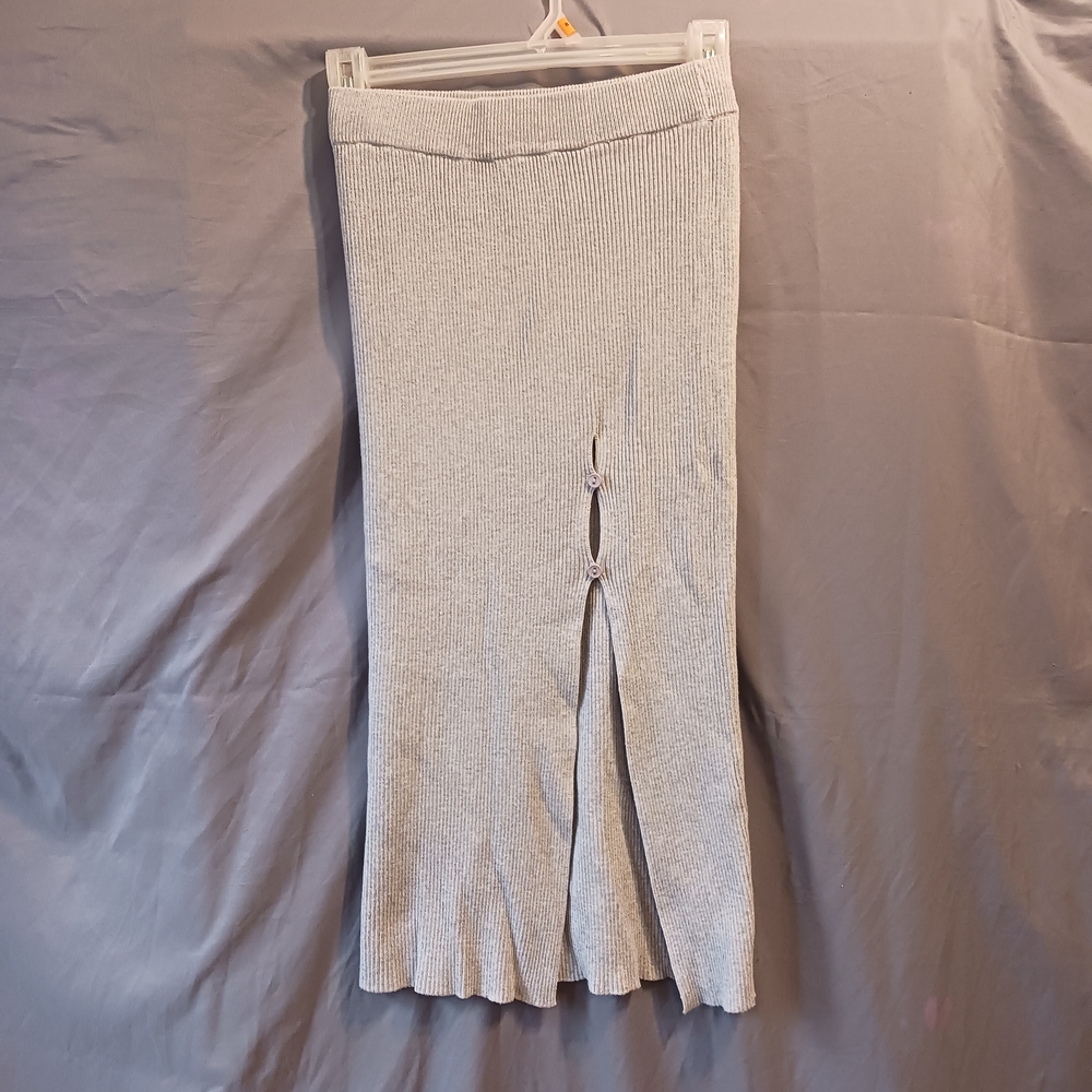 Chic Grey Ribbed Knit Skirt